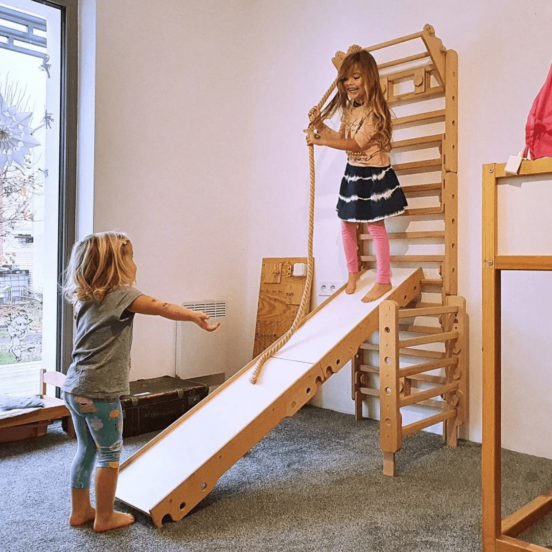 LOOPO JUNGLE als Sprossenwand mit eingehängter Rutsche und Seil im Wohnraum