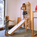 LOOPO JUNGLE als Sprossenwand mit eingehängter Rutsche und Seil im Wohnraum