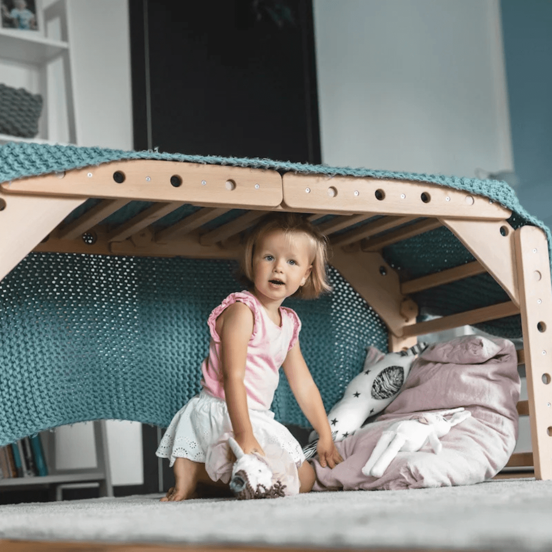 LOOPO JUNGLE als Spielhöhle mit Decke und Kissen im Wohnraum