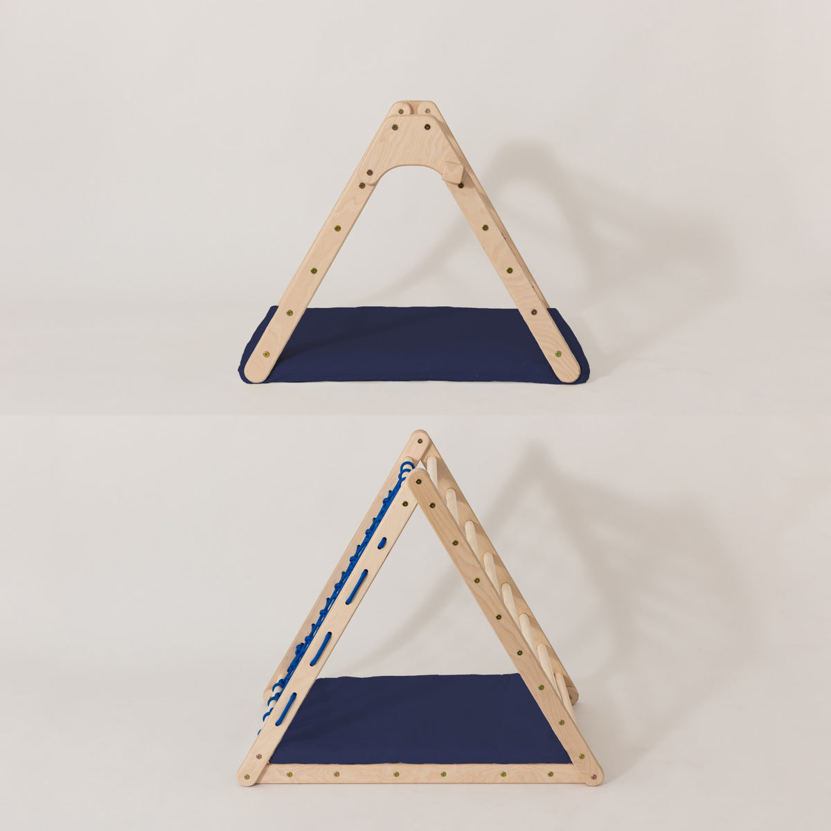 Zwei Kletterdreiecke mit dunkelblauen FAULTIER-Bodenkissen.