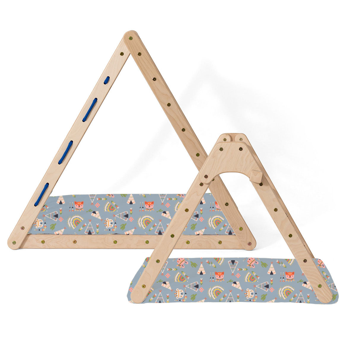 Zwei Kletterdreiecke mit FAULTIER-Bodenkissen mit bunten Motiven auf blaugrauem Grund.