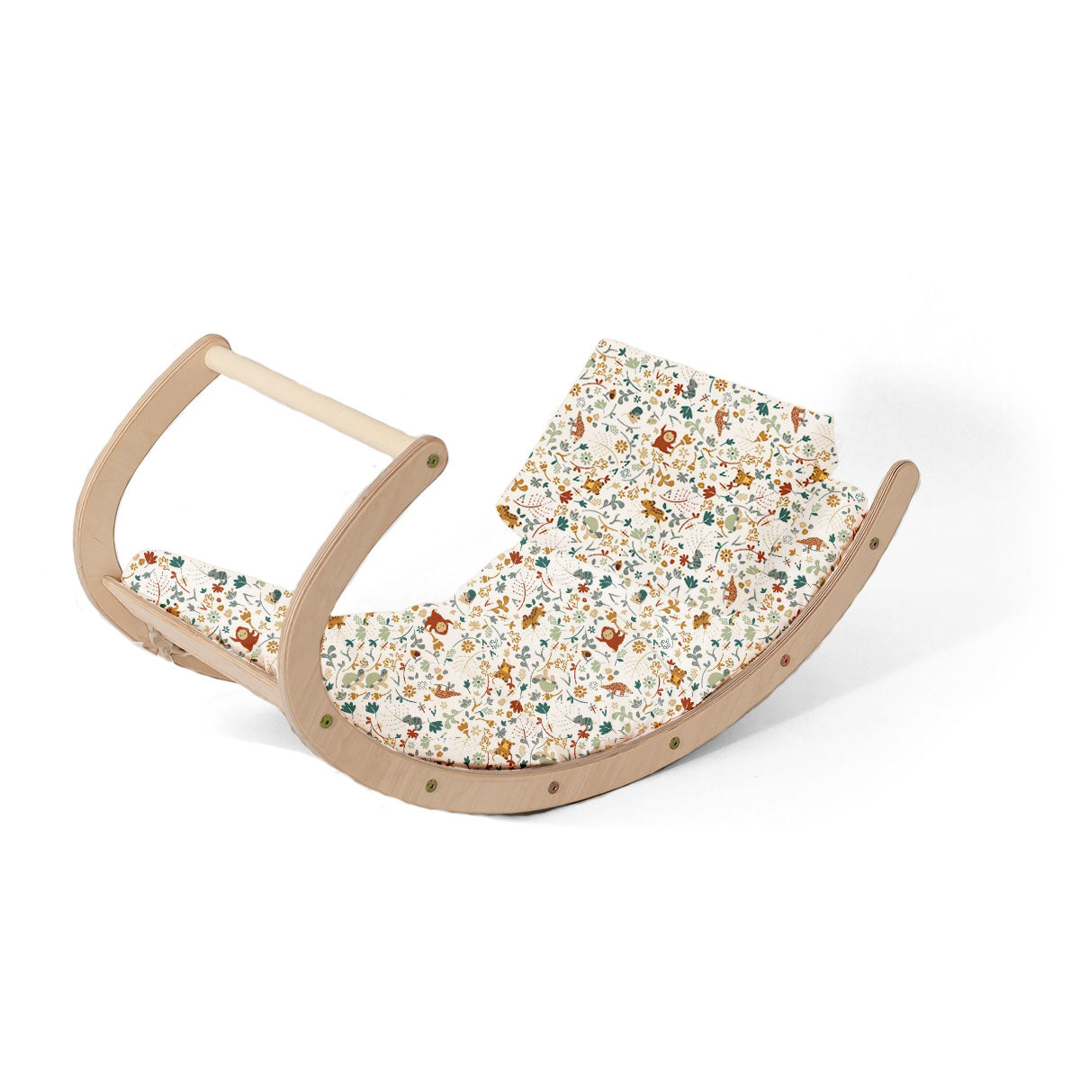 Asymmetrische Holzwippe mit bunt gemusterter FAULTIER-Auflage und Kopfkissen.