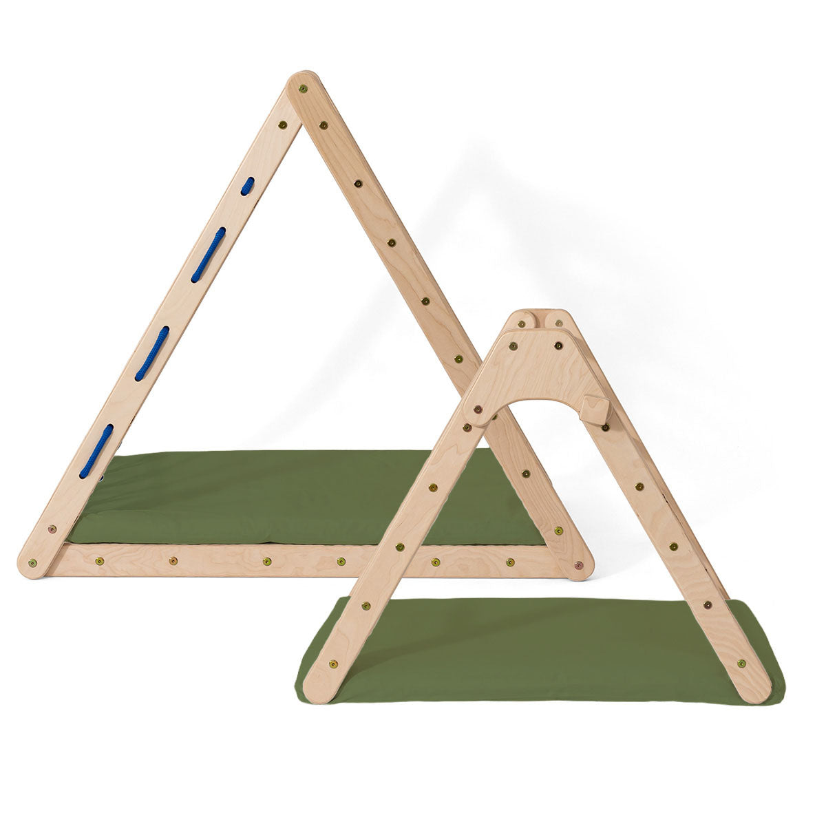Zwei Kletterdreiecke mit grünen FAULTIER-Bodenkissen.