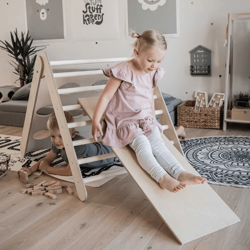 Kletterdreieck mit 2 Sensorik - Paneelen | Zwei Spielseiten | ab 2 Jahren - Kletterling – einfach Kind sein