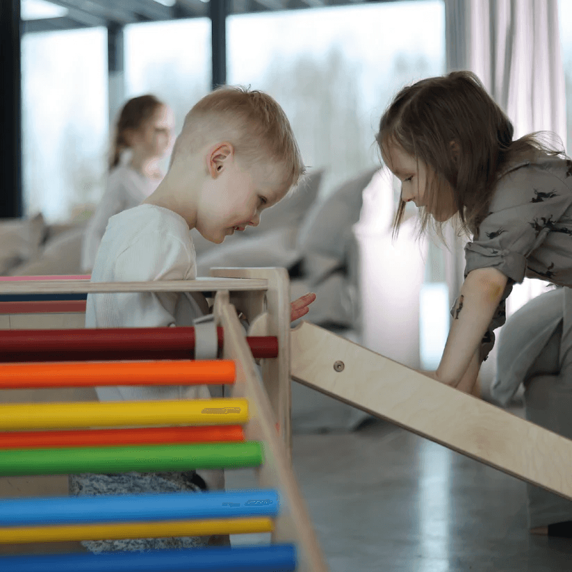 Spielset "Freunde" bunt - Kletterwürfel mit einer Kletter - und Rutschrampe - Kletterling – einfach Kind sein