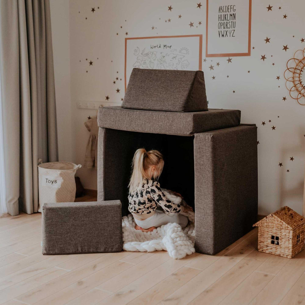 Universelles Kindersofa von monboxy in Dunkelbraun - Kletterling – einfach Kind sein