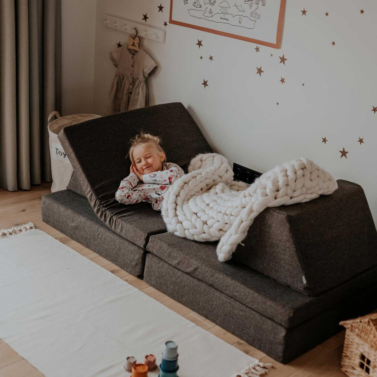 Universelles Kindersofa von monboxy in Dunkelbraun - Kletterling – einfach Kind sein