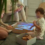 WonderSand PlayTable | Quadratischer Sandspieltisch 60x60 cm | mit Blaulicht - Therapie & MINT - Förderung ab 3+ - Kletterling – einfach Kind sein