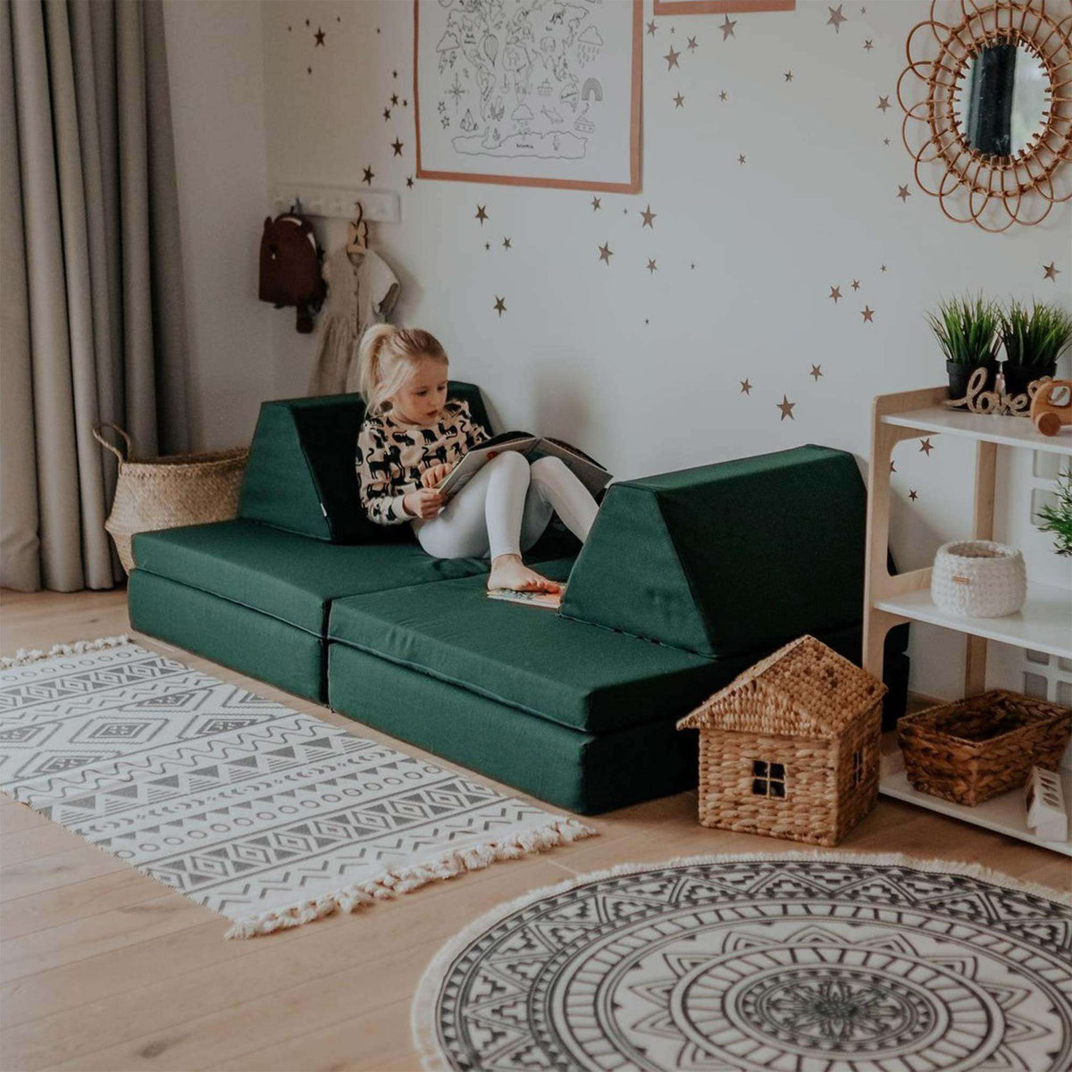 Universelles Kindersofa von monboxy in Dunkelgrün - Kletterling – einfach Kind sein