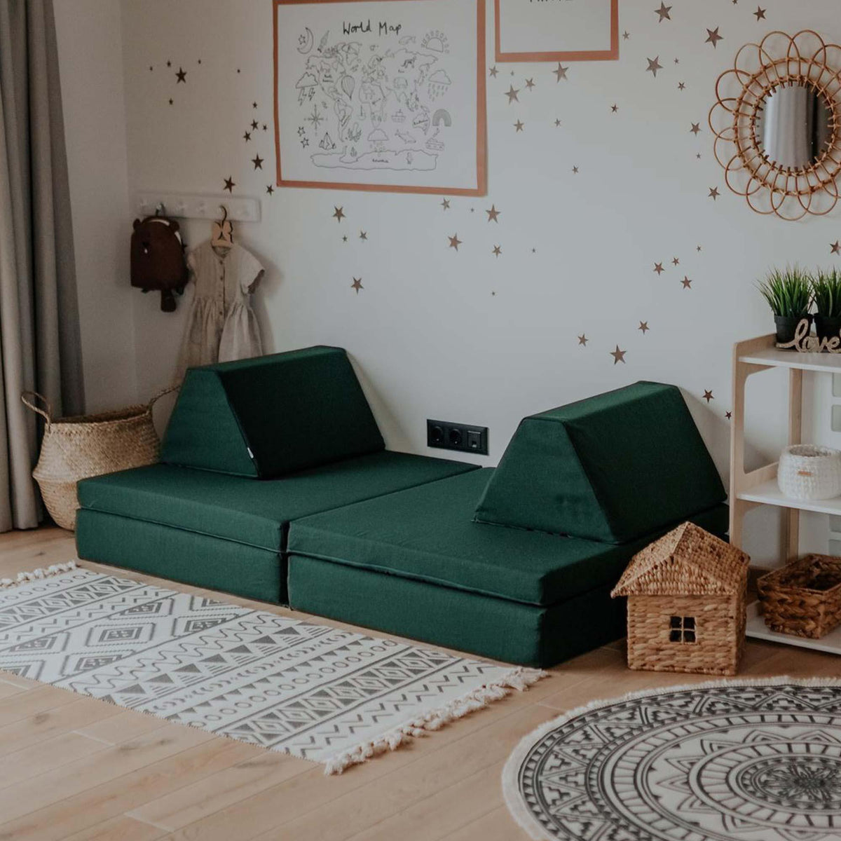 Universelles Kindersofa von monboxy in Dunkelgrün - Kletterling – einfach Kind sein