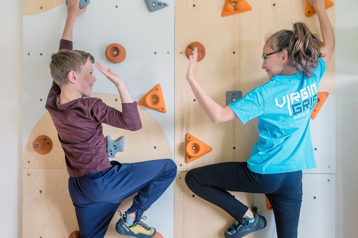 Kletterwand BK INDOOR aus 4 Teilen | 236 cm x 156 cm | inkl. 30 Griffen | 80 Loch - Kletterling – einfach Kind sein