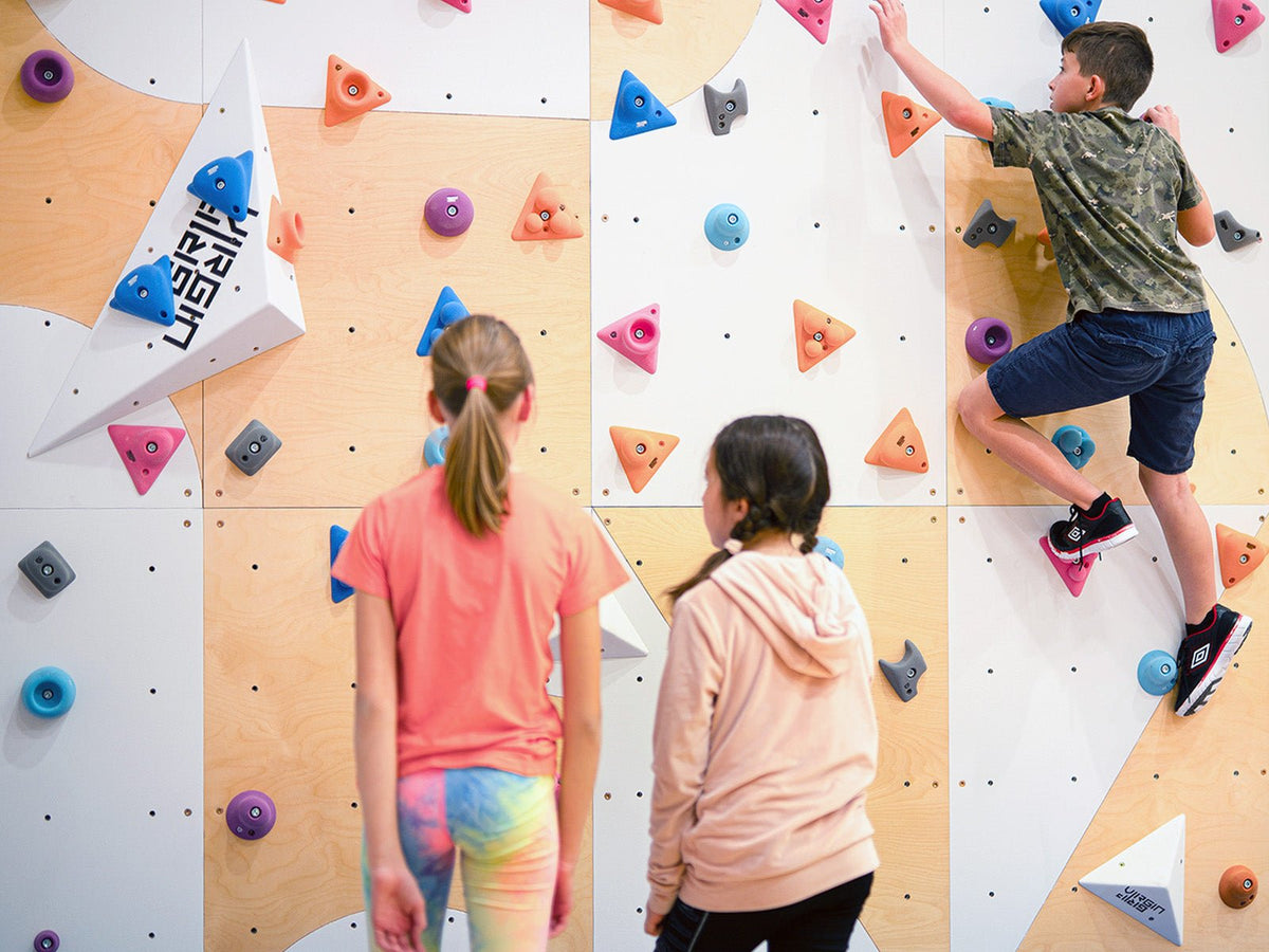 Kletterwand BK INDOOR aus 10 Teilen | 236 cm x 390 cm | inkl. 75 Griffen | 200 Loch - Kletterling – einfach Kind sein