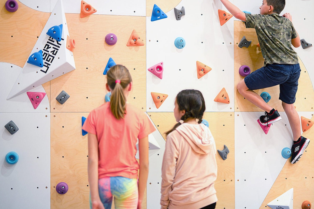 Kletterwand BK INDOOR aus 8 Teilen | 236 cm x 312 cm | inkl. 60 Griffen | 160 Loch - Kletterling – einfach Kind sein