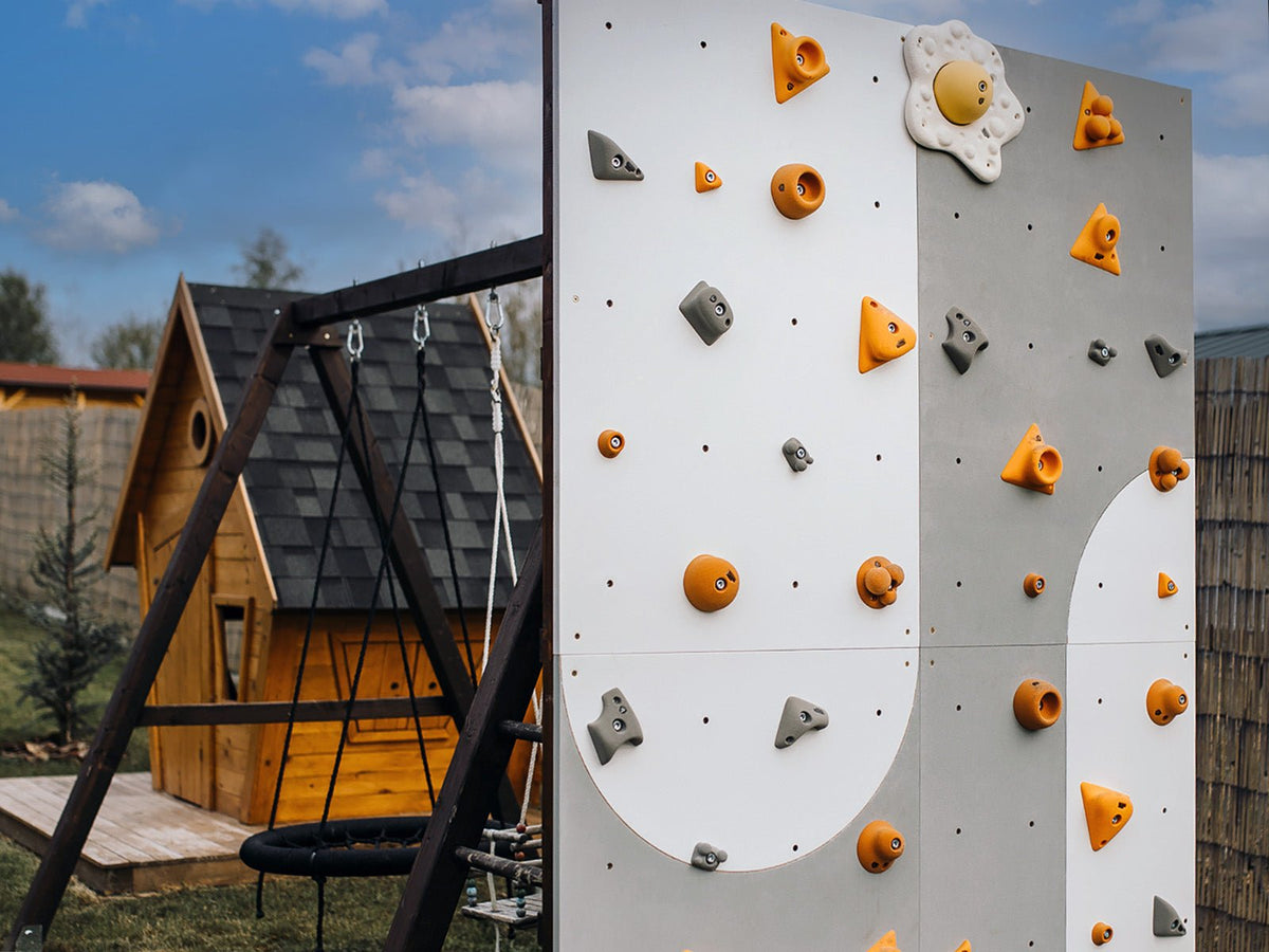 Kletterwand BK OUTDOOR aus 10 Teilen | 236 cm x 390 cm | inkl. 75 Griffen | 200 Loch - Kletterling – einfach Kind sein