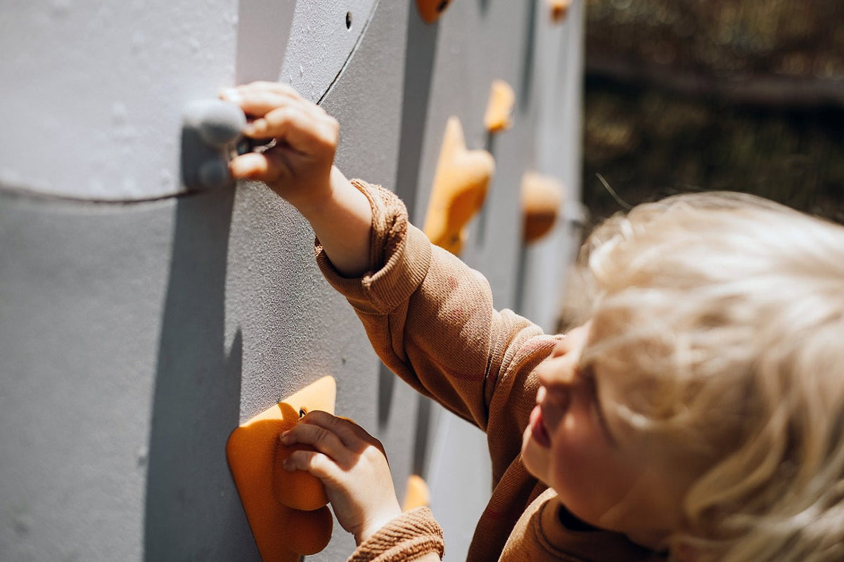 Kletterwand BK OUTDOOR aus 6 Teilen | 236 cm x 234 cm | inkl. 45 Griffen | 120 Loch - Kletterling – einfach Kind sein