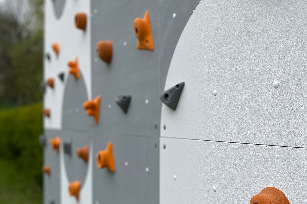 Kletterwand BK OUTDOOR aus 8 Teilen | 236 cm x 312 cm | inkl. 60 Griffen | 160 Loch - Kletterling – einfach Kind sein