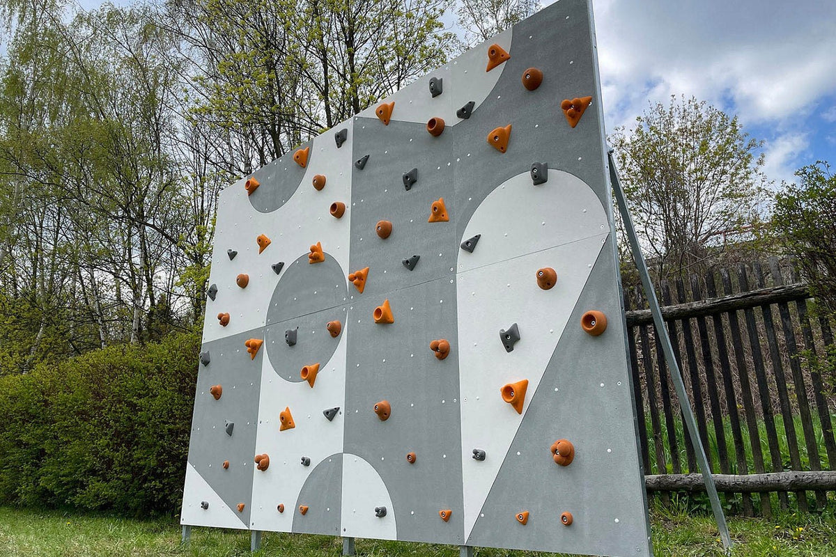Kletterwand BK OUTDOOR aus 8 Teilen | 236 cm x 312 cm | inkl. 60 Griffen | 160 Loch - Kletterling – einfach Kind sein