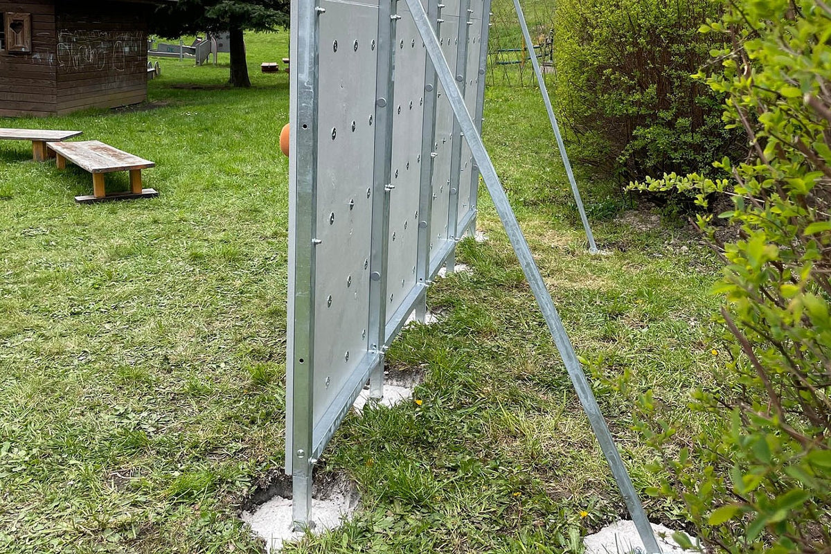 Kletterwand BK OUTDOOR aus 8 Teilen | 236 cm x 312 cm | inkl. 60 Griffen | 160 Loch - Kletterling – einfach Kind sein