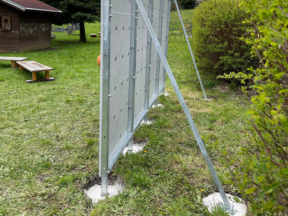 Kletterwand BK OUTDOOR aus 10 Teilen | 236 cm x 390 cm | inkl. 75 Griffen | 200 Loch - Kletterling – einfach Kind sein