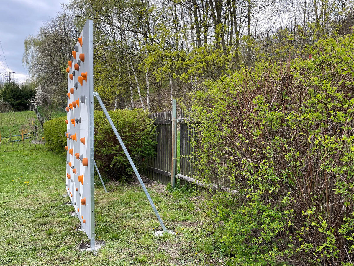 Kletterwand BK OUTDOOR aus 10 Teilen | 236 cm x 390 cm | inkl. 75 Griffen | 200 Loch - Kletterling – einfach Kind sein