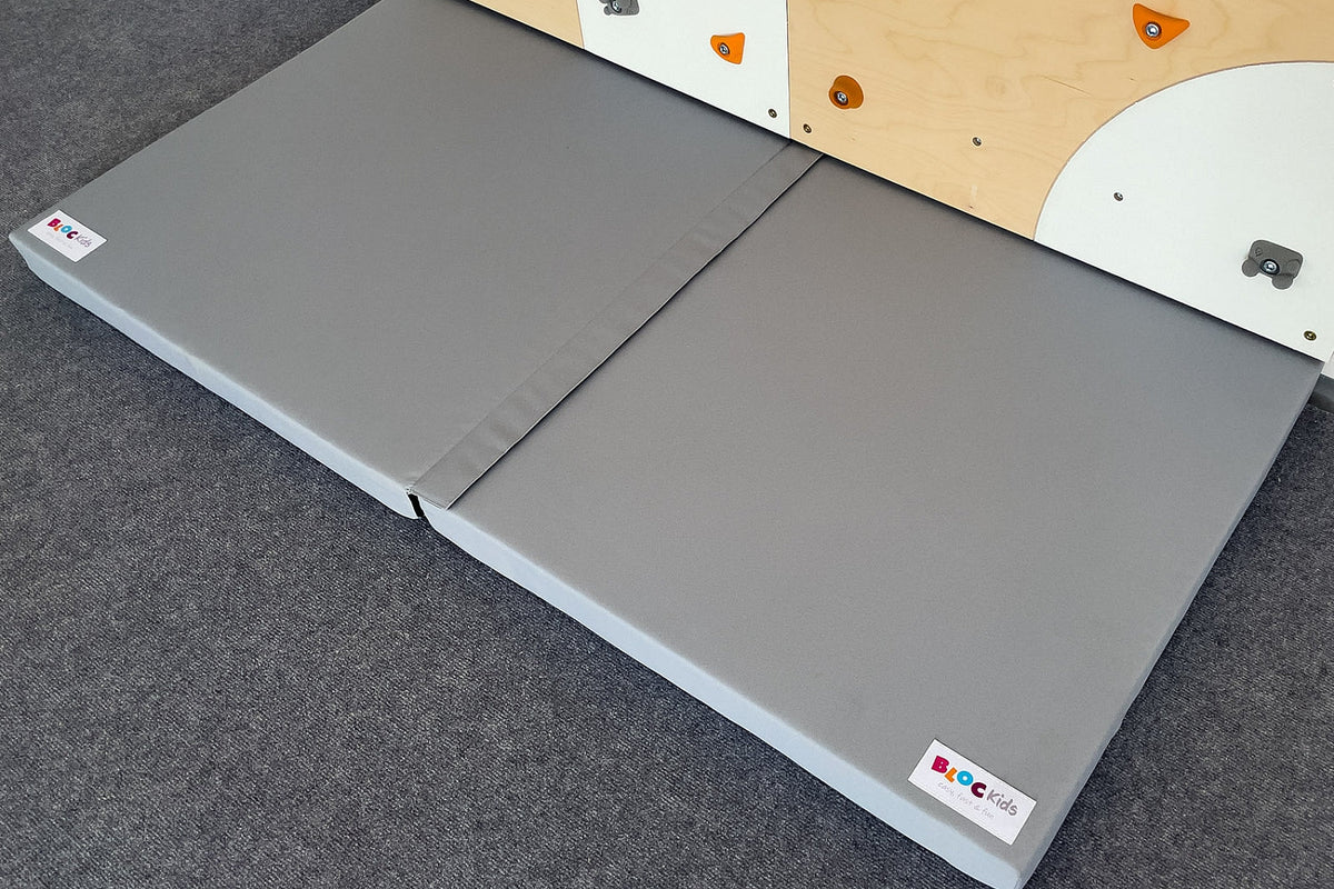 Kletterwand BK INDOOR aus 3 Teilen | 234 cm x 118 cm | inkl. 23 Griffen | 60 Loch - Kletterling – einfach Kind sein