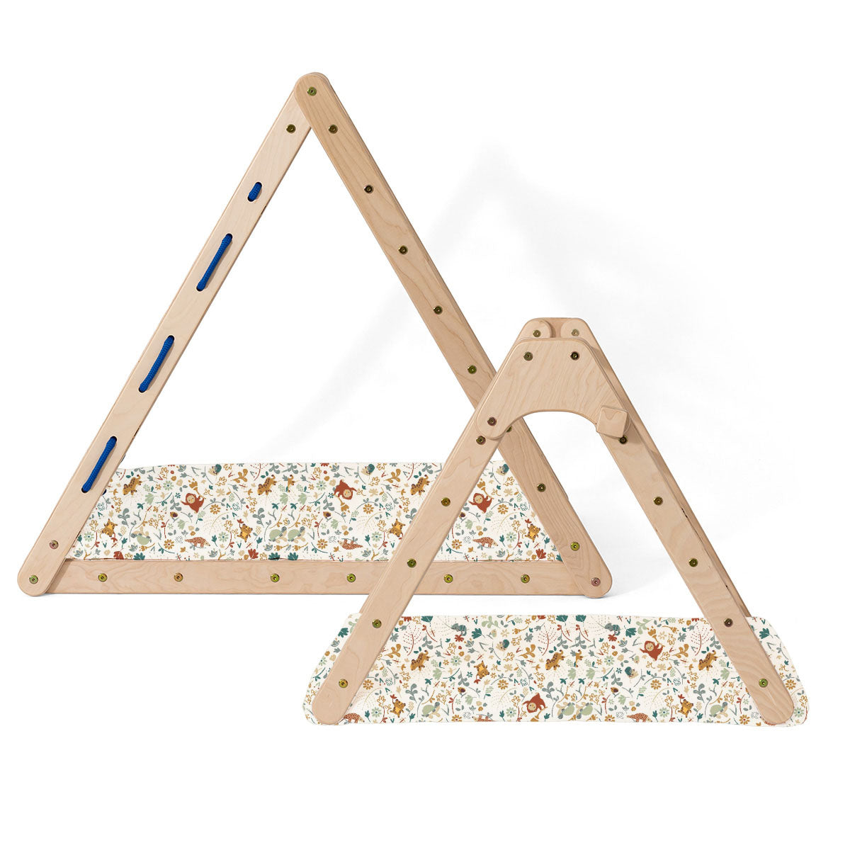 Zwei Kletterdreiecke mit bunt gemusterten FAULTIER-Bodenkissen.