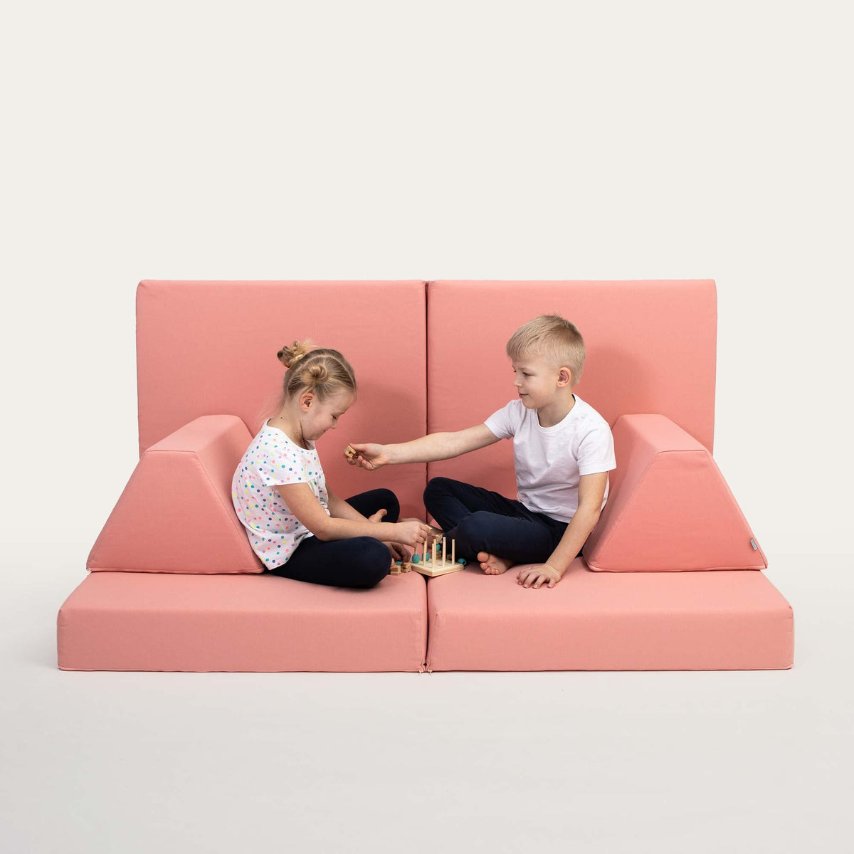 Universelles Kindersofa von monboxy in Lachsrosa - Kletterling – einfach Kind sein