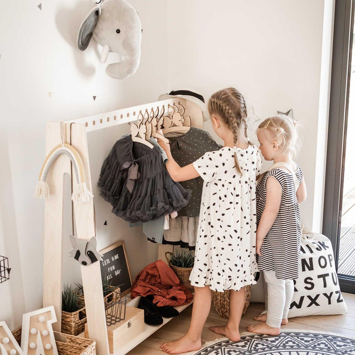 Montessori Kinderkleiderständer mit 17 Haken - Kletterling – einfach Kind sein