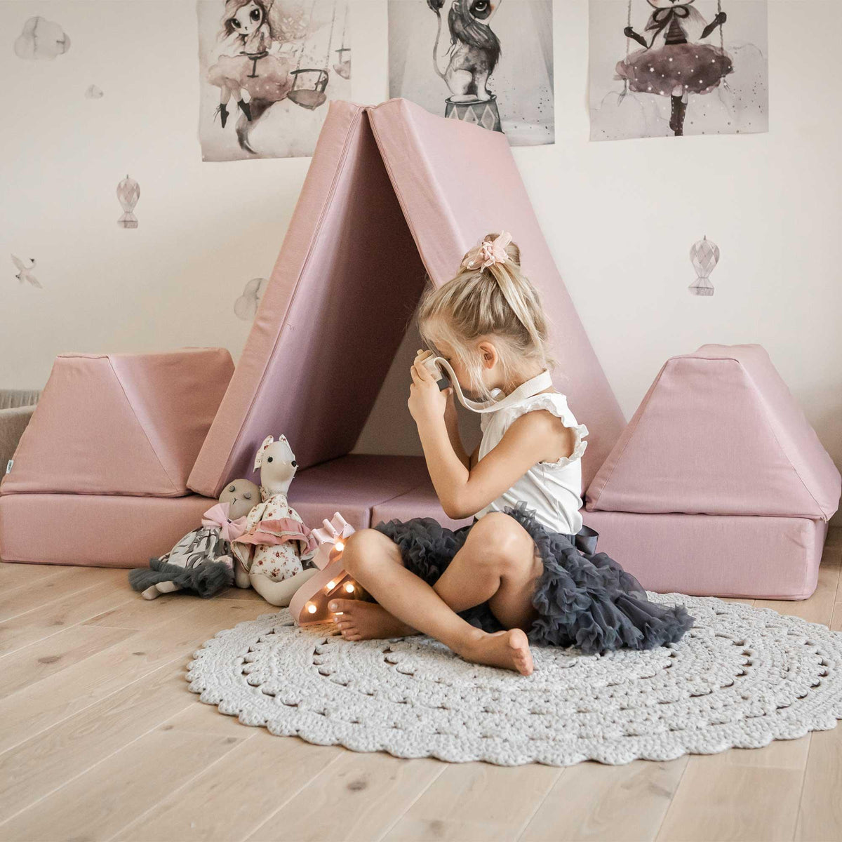 Universelles Kindersofa von monboxy in Pink - Kletterling – einfach Kind sein