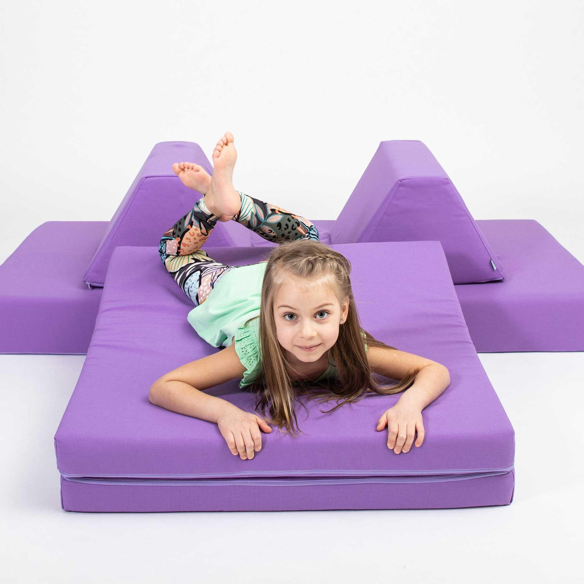 Universelles Kindersofa von monboxy in Lila - Kletterling – einfach Kind sein