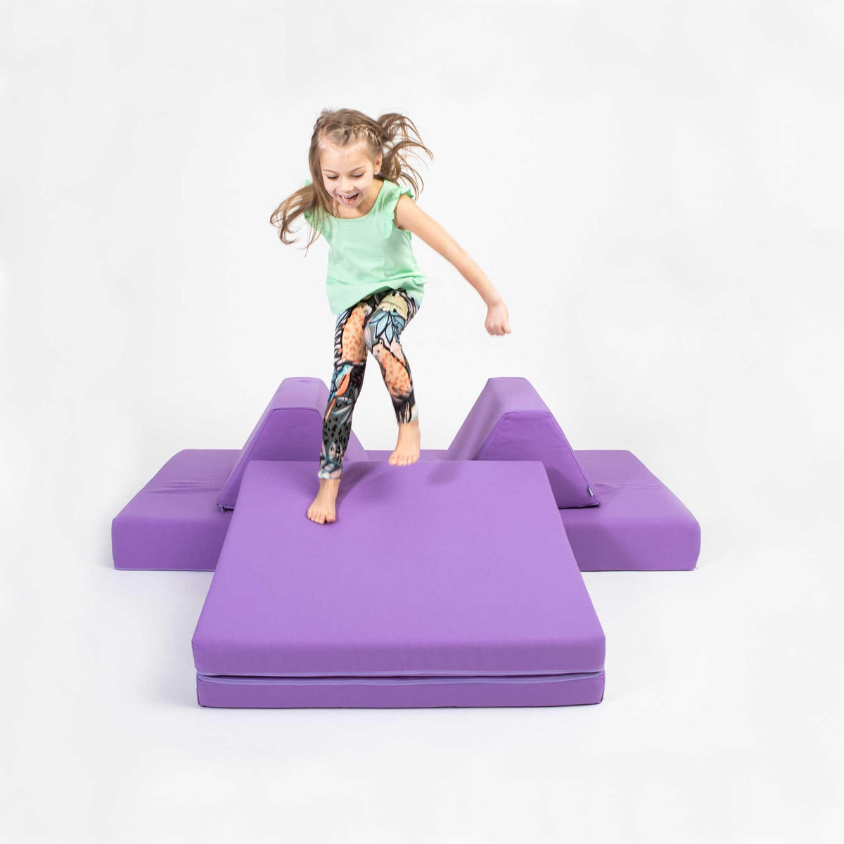 Universelles Kindersofa von monboxy in Lila - Kletterling – einfach Kind sein