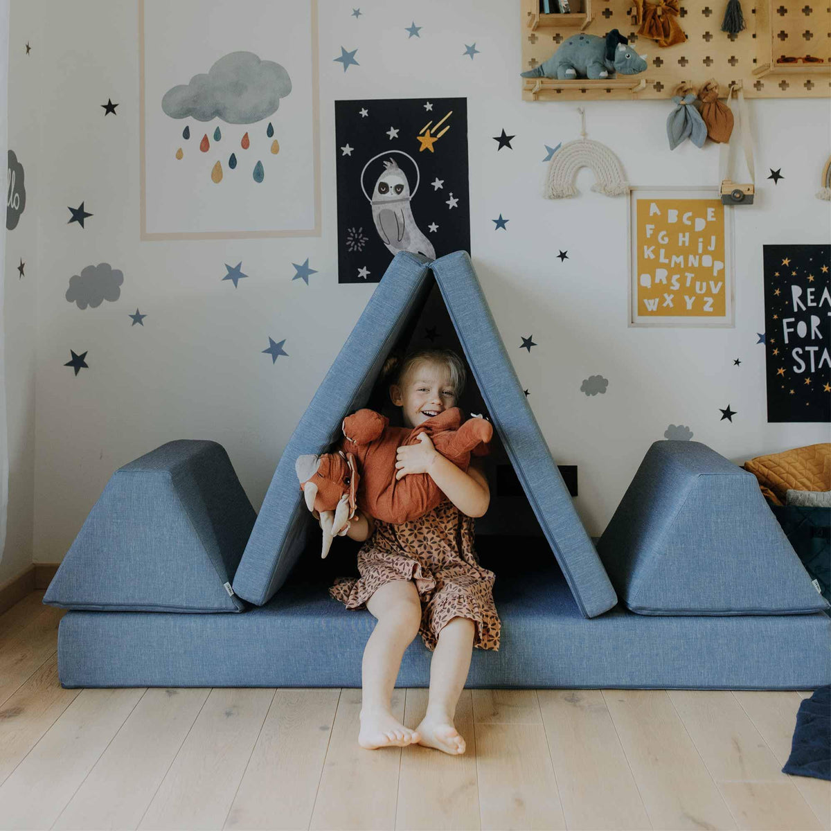 Universelles Kindersofa von monboxy in Türkis - Kletterling – einfach Kind sein