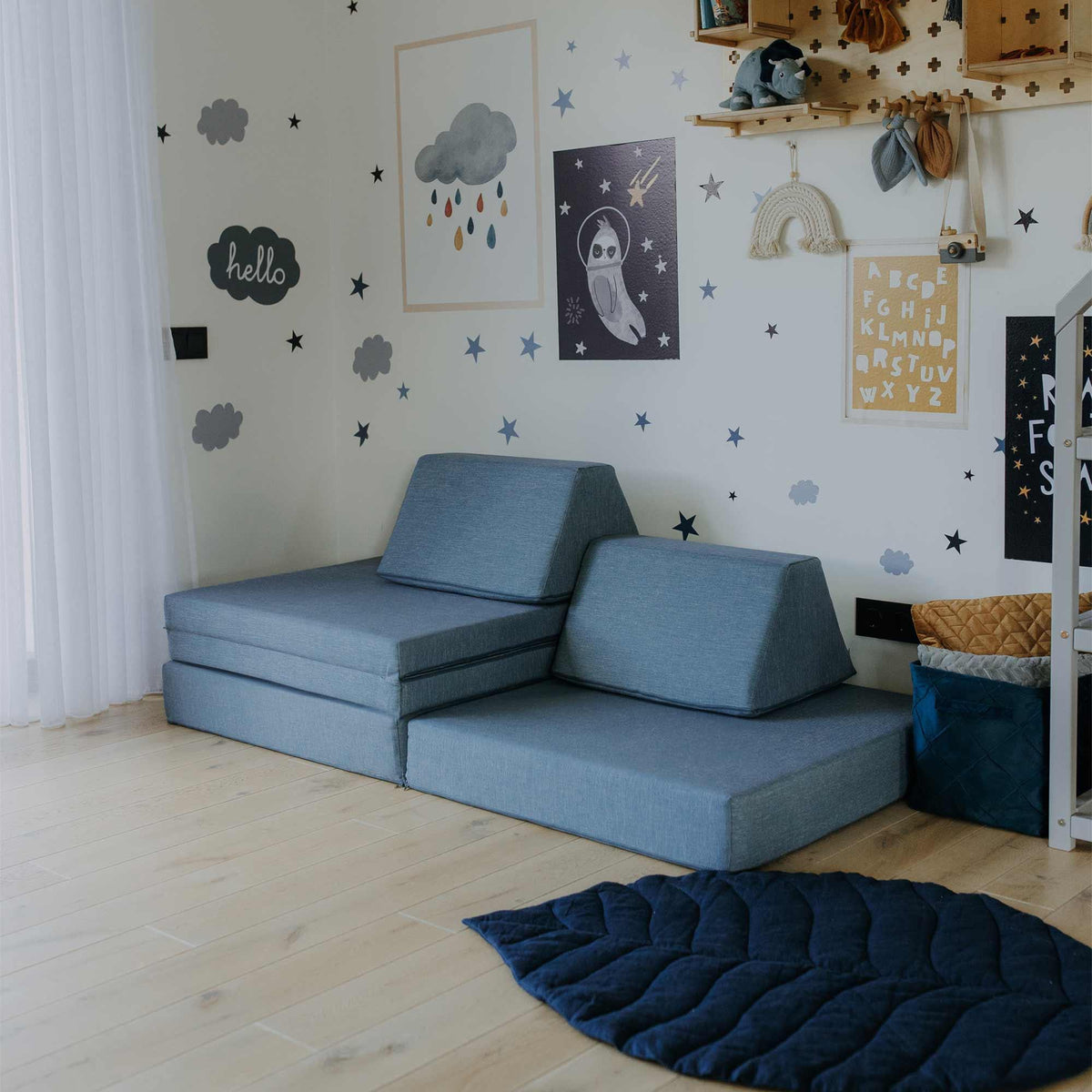 Universelles Kindersofa von monboxy in Türkis - Kletterling – einfach Kind sein