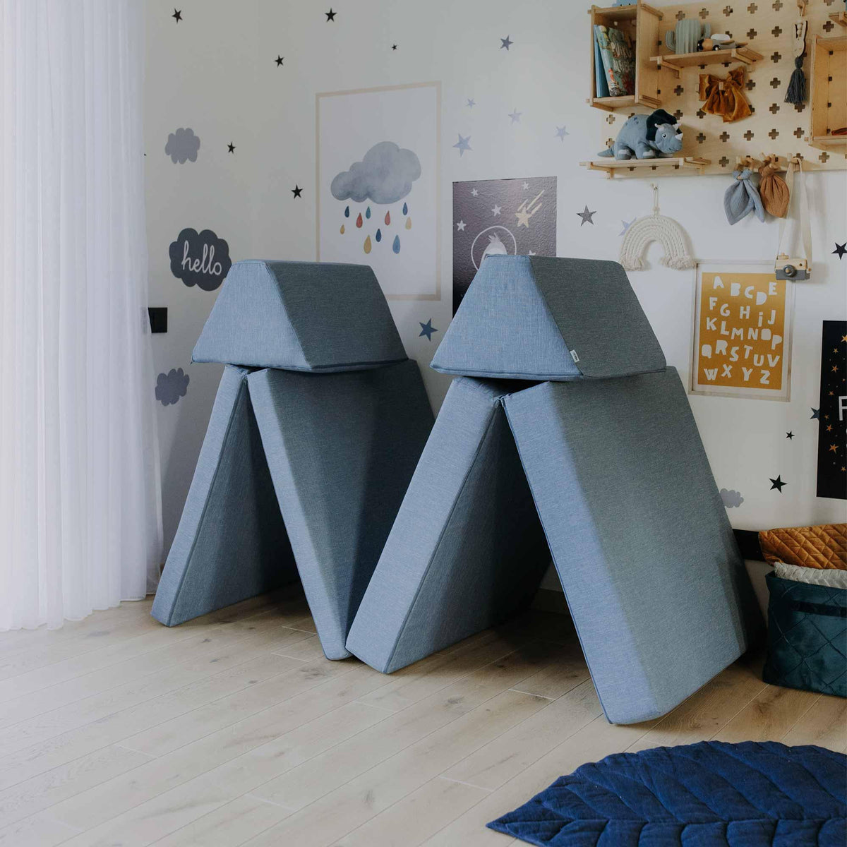 Universelles Kindersofa von monboxy in Türkis - Kletterling – einfach Kind sein