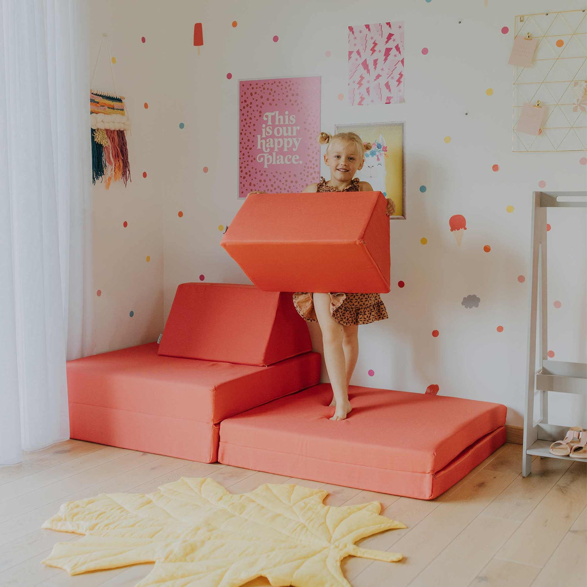 Universelles Kindersofa von monboxy in Koralle - Kletterling – einfach Kind sein