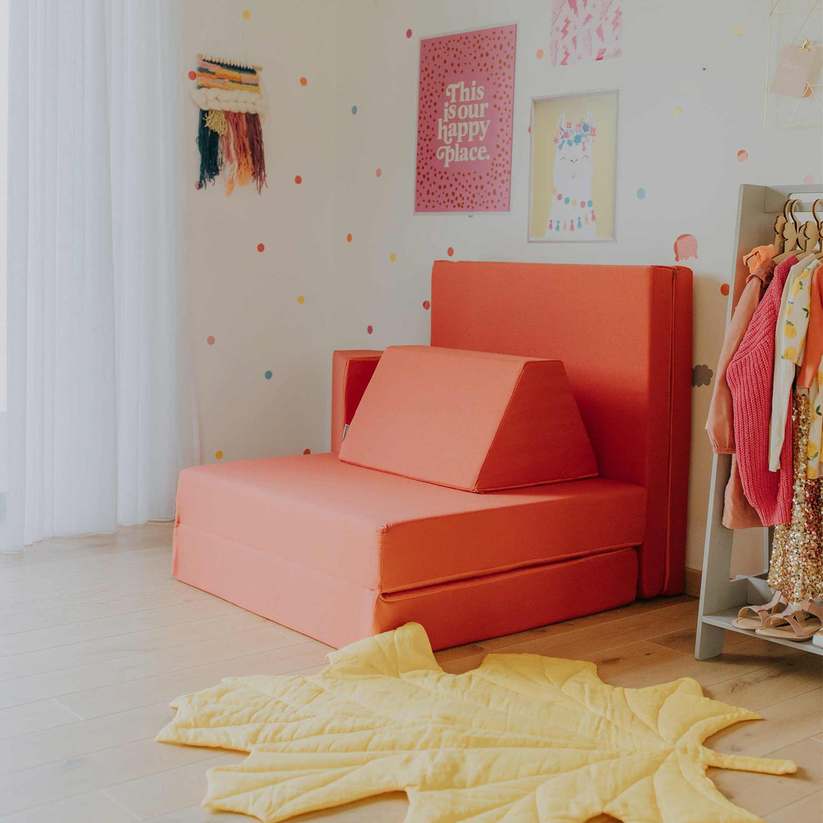 Universelles Kindersofa von monboxy in Koralle - Kletterling – einfach Kind sein