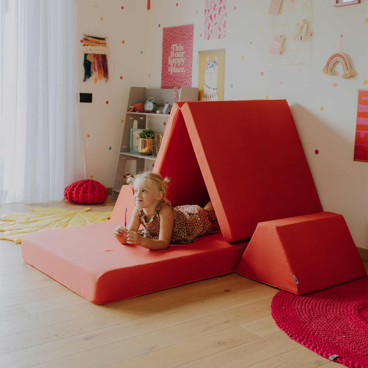 Universelles Kindersofa von monboxy in Koralle - Kletterling – einfach Kind sein