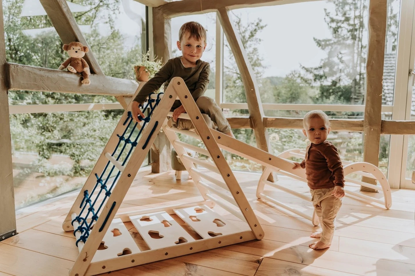 Kinder am vollständigen LEMURENLING-UP-Set im hellen Wohnraum. Einrichtung und Stofftier gehören nicht zum Set.